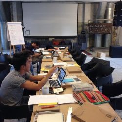 @caiomarcatto Ah, esse clima de working... (Mesa dos artistas residentes) #plaktibum #redbullstation #inspiration #art @caiomarcatto Ah, esse clima de working... (Mesa dos artistas residentes) #plaktibum #redbullstation #inspiration #art