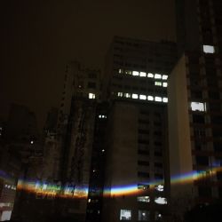 @iwashitashoichi E esse é o presente do #mesaecadeira para São Paulo. A última edição teve o artista holandês (famoso por criar nuvens dentro de ambientes e fotografá-los) na cabeceira e eles criaram um arco-íris projetado nos prédios aqui no centro da cidade. Pra deixar a vista aqui do rooftop do Red Bull ainda mais bonita. Mas a experiência não acaba aqui. #presentesp #redbullstation #arte Com o @higorsecco @bsoalheiro @von_ha @iwashitashoichi E esse é o presente do #mesaecadeira para São Paulo. A última edição teve o artista holandês (famoso por criar nuvens dentro de ambientes e fotografá-los) na cabeceira e eles criaram um arco-íris projetado nos prédios aqui no centro da cidade. Pra deixar a vista aqui do rooftop do Red Bull ainda mais bonita. Mas a experiência não acaba aqui. #presentesp #redbullstation #arte Com o @higorsecco @bsoalheiro @von_ha