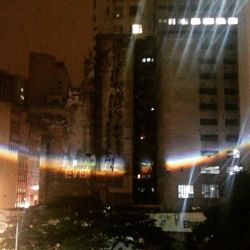 @bethslamek arco íris sorridente noturno #mesaecadeira #presentesp @bethslamek arco íris sorridente noturno #mesaecadeira #presentesp